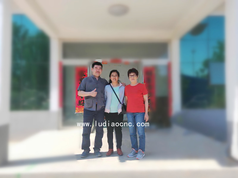 馬來(lái)西亞客戶前來(lái)定制6090小型雕刻機(jī)