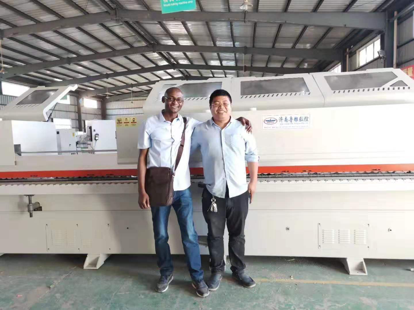 津巴布韋經(jīng)銷(xiāo)商來(lái)我廠采購(gòu)設(shè)備