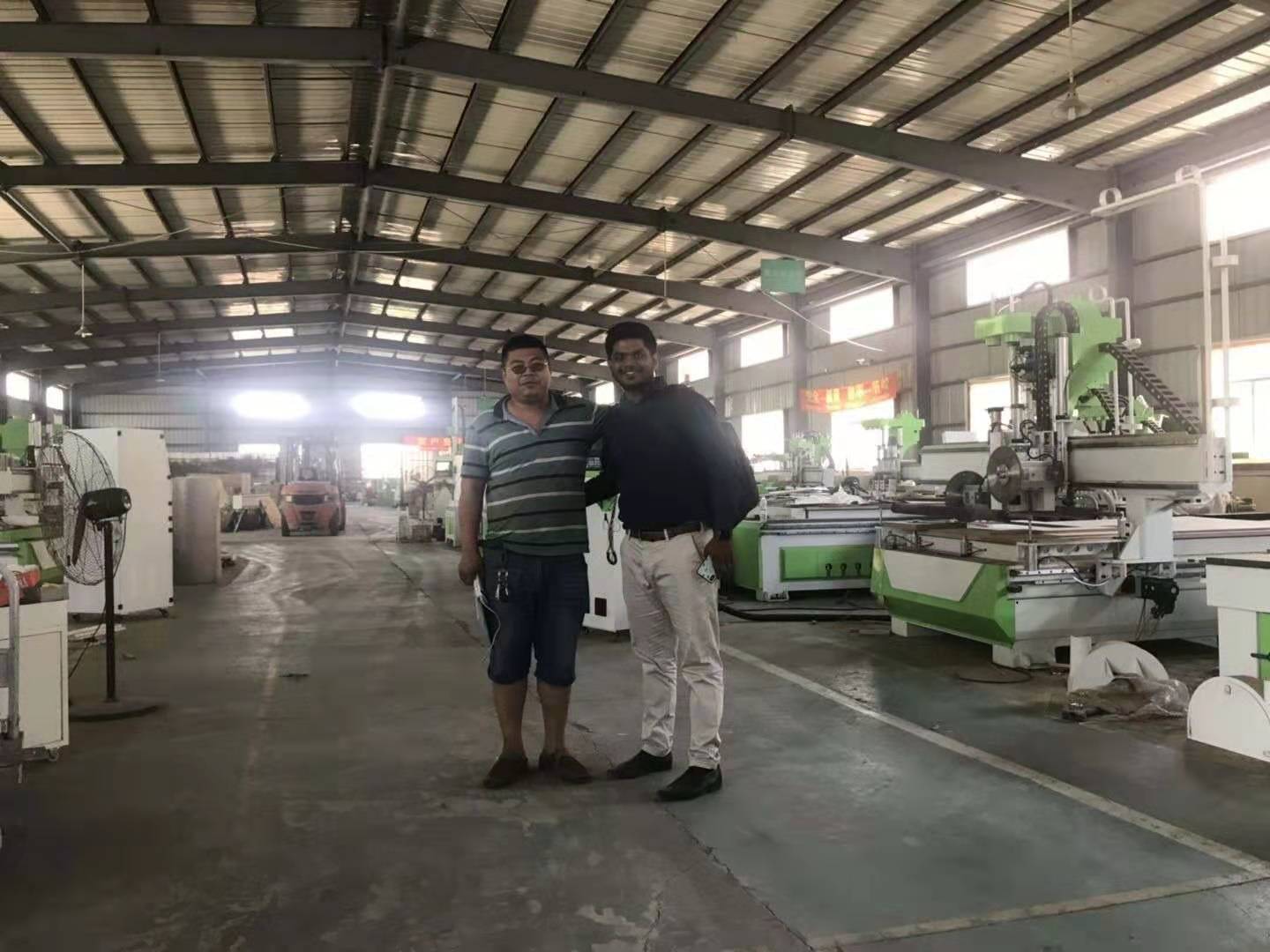 印度經(jīng)銷(xiāo)商來(lái)我廠采購(gòu)設(shè)備